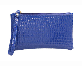 Blå pung i slangeskindslook med lynlås og håndledsrem