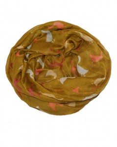 Tørklæde i grønbrune farver med gæs i orange, gul og grå