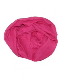 Ensfarvet_tørklæde_i_pink_til_kor