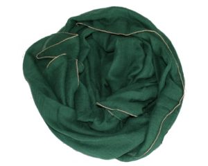 Ensfarvet grønt tørklæde med guldkant