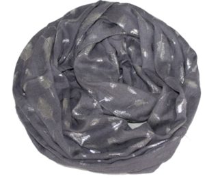 Tørklæde i grå med sølvfarvede fjer