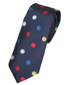 Mørkeblå slips med prikker i forskellige farver