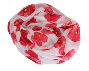 Hvidt tørklæde med store blomster i rød