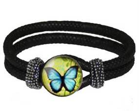 Armbånd med smykke designet med sommerfugl