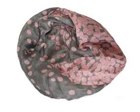 Gråt tørklæde med lyserøde polkaprikker i smukt design